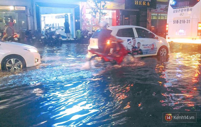 Trung tâm Sài Gòn lại ngập sâu vì mưa kết hợp triều cường, người dân ì ạch đẩy bộ xe chết máy về nhà - Ảnh 3.