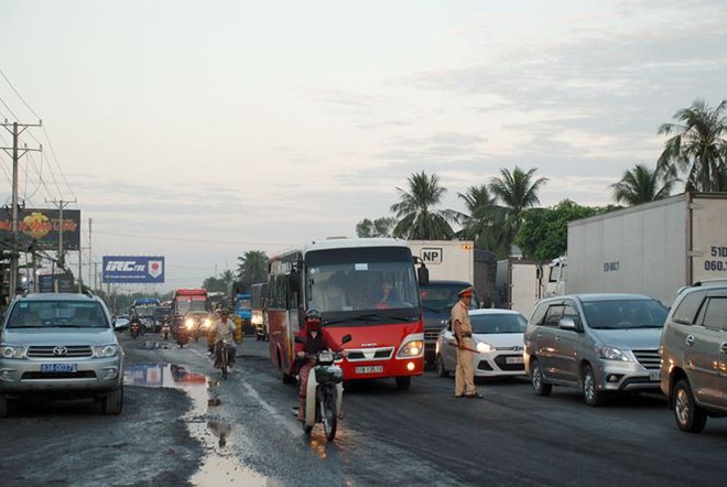 Đâm xe liên hoàn trên quốc lộ, 13 người thương vong - Ảnh 2.