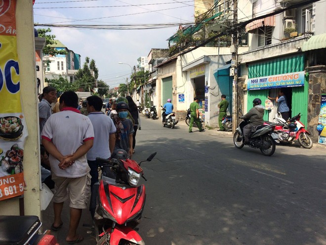 TP. HCM: Bàng hoàng phát hiện người chồng treo cổ, vợ và con trai tử vong bất thường trên nền nhà - Ảnh 1.