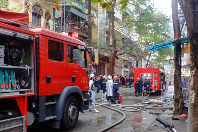 Hà Nội: Cháy lớn trên phố Lạc Nghiệp, khói đen cuộn kín bầu trời - Ảnh 6.