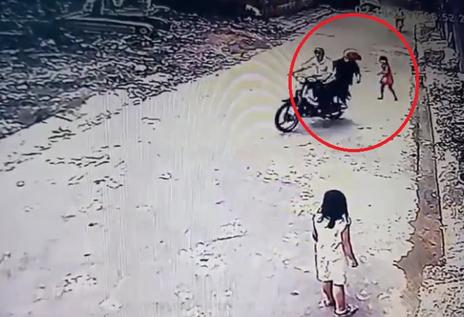 Clip: Hai thanh ni&ecirc;n lượn lờ, &aacute;p s&aacute;t giật phăng chiếc điện thoại tr&ecirc;n tay b&eacute; g&aacute;i nhưng bất th&agrave;nh - Ảnh 2.