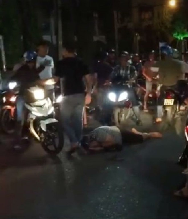 Bị đ&aacute;nh hội đồng v&igrave; dọa d&ugrave;ng tiền n&eacute;m chết người - Ảnh 1.