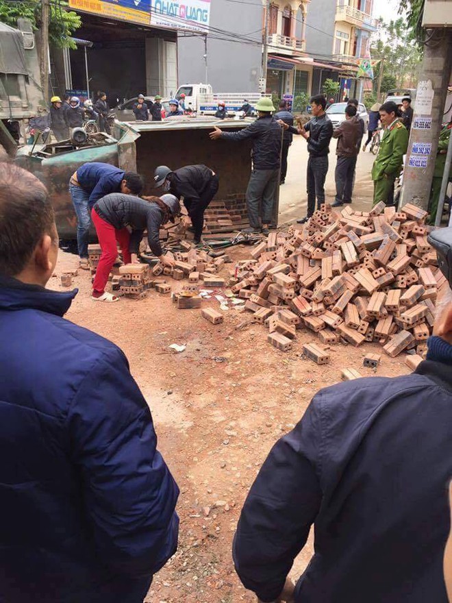 Bắc Giang: Xe công nông lật khiến bà tử vong, cháu bị thương nặng, tài xế bỏ của chạy lấy người - Ảnh 1.