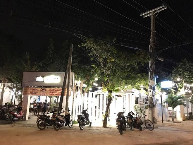 Tự s&aacute;t sau khi d&ugrave;ng dao tấn c&ocirc;ng vợ cũ, đốt qu&aacute;n - Ảnh 2.