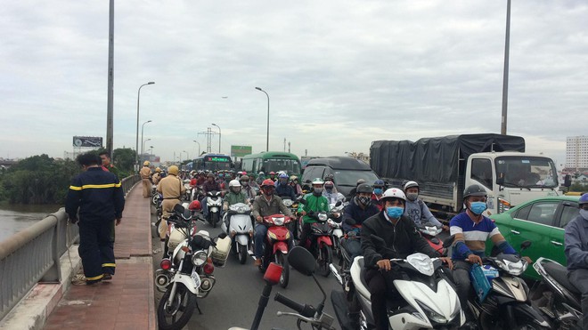 Nhiều người ngỡ ng&agrave;ng khi thấy c&ocirc; g&aacute;i 20 tuổi gieo m&igrave;nh xuống s&ocirc;ng S&agrave;i G&ograve;n nghi tự tử - Ảnh 2.