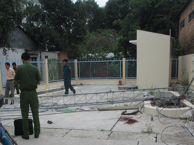 Ng&atilde; trụ ph&aacute;t s&oacute;ng Đ&agrave;i truyền thanh, 2 người thương vong - Ảnh 1.