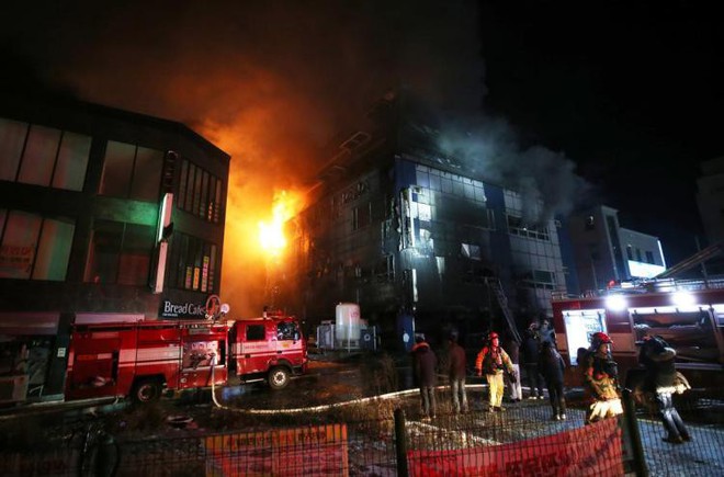 Cập nhật những hình ảnh kinh hoàng từ vụ cháy tại Hàn Quốc: 29 người chết, hàng chục người bị thương - Ảnh 2.