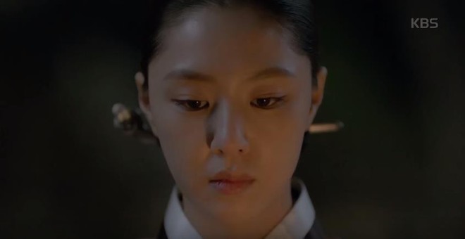Mải ngủ bên phu quân, Shin Se Kyung bị vợ cũ của Kim Rae Won thiêu sống - Ảnh 1.