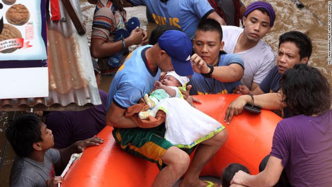 Những hình ảnh đau lòng sau khi bão Tembin càn quét Philippines: hơn 100 người thiệt mạng, nhiều người cuốn trôi ra biển - Ảnh 5.