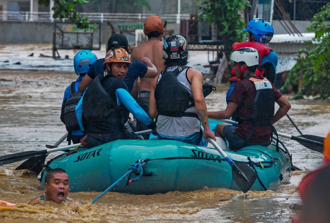 Những hình ảnh đau lòng sau khi bão Tembin càn quét Philippines: hơn 100 người thiệt mạng, nhiều người cuốn trôi ra biển - Ảnh 8.