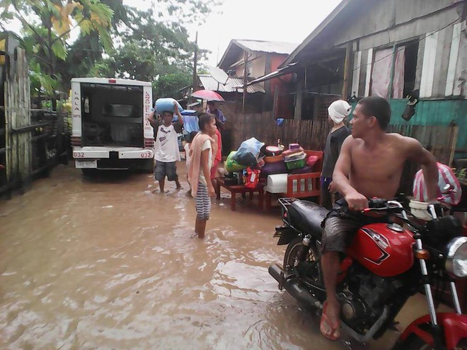 Những hình ảnh đau lòng sau khi bão Tembin càn quét Philippines: hơn 100 người thiệt mạng, nhiều người cuốn trôi ra biển - Ảnh 9.