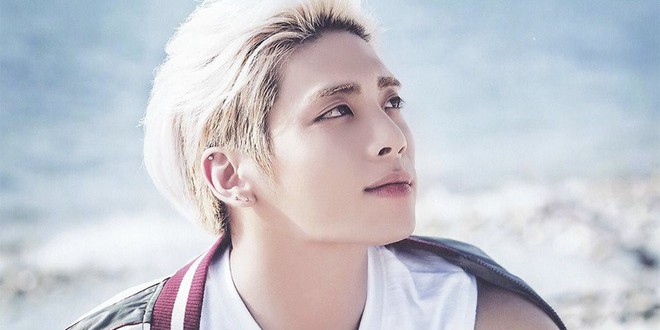 Sân khấu âm nhạc cuối tuần: MC và các nghệ sỹ cùng cúi đầu tưởng nhớ Jonghyun - Ảnh 1.