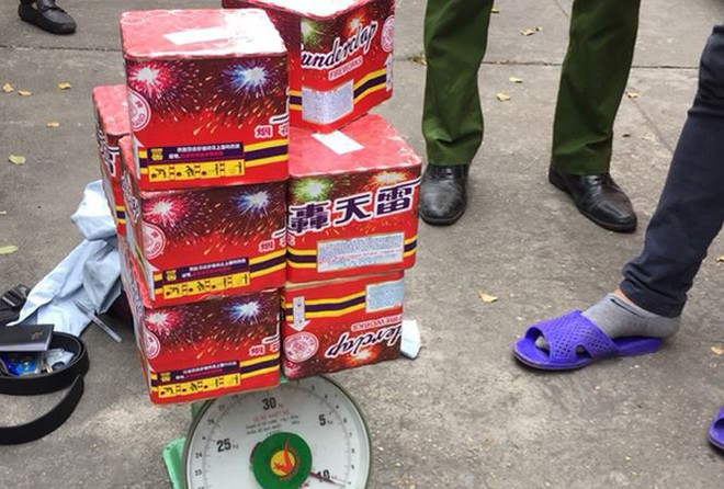 Bắt giữ nam thanh ni&ecirc;n giấu 10 hộp ph&aacute;o gi&agrave;n trong cốp xe - Ảnh 1.