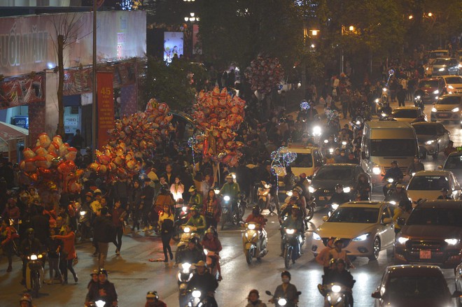 Chùm ảnh: Các ngả đường Sài Gòn và Hà Nội ùn tắc kinh hoàng đêm Giáng sinh - Ảnh 10.