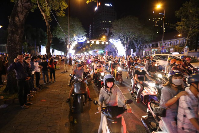 Chùm ảnh: Các ngả đường Sài Gòn và Hà Nội ùn tắc kinh hoàng đêm Giáng sinh - Ảnh 21.
