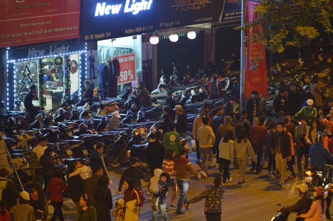 Chùm ảnh: Các ngả đường Sài Gòn và Hà Nội ùn tắc kinh hoàng đêm Giáng sinh - Ảnh 11.
