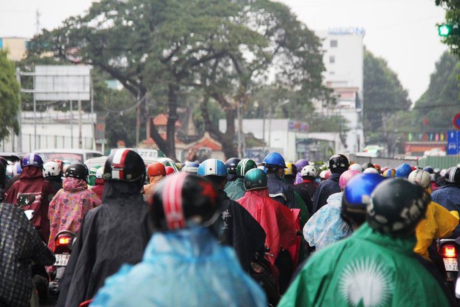 Ảnh hưởng của bão Tembin gây mưa rào và gió giật, người Sài Gòn co ro trong cái lạnh 21 độ C - Ảnh 1.