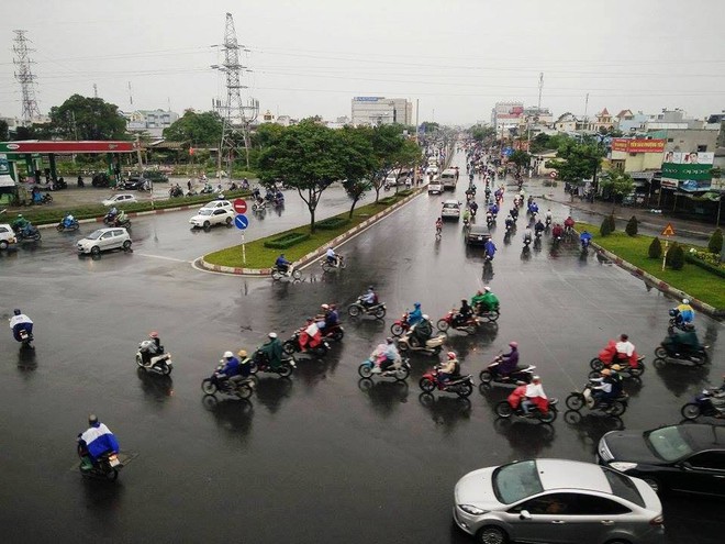 Ảnh hưởng của bão Tembin gây mưa rào và gió giật, người Sài Gòn co ro trong cái lạnh 21 độ C - Ảnh 3.