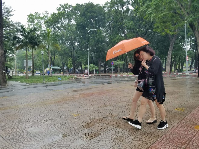 Ảnh hưởng của bão Tembin gây mưa rào và gió giật, người Sài Gòn co ro trong cái lạnh 21 độ C - Ảnh 9.