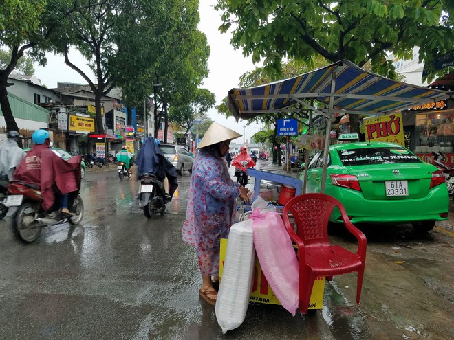 Ảnh hưởng của bão Tembin gây mưa rào và gió giật, người Sài Gòn co ro trong cái lạnh 21 độ C - Ảnh 12.