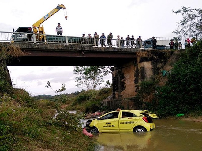 Taxi rơi xuống cầu, 4 người nhập viện - Ảnh 1.