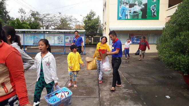 Người dân nô nức trở về nhà khi bão số 16 (Tembin) không vào miền Tây - Ảnh 2.