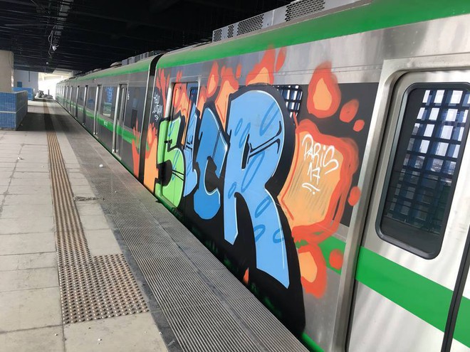 Bức xúc hình ảnh đoàn tàu đường sắt trên cao Cát Linh - Hà Đông bị bôi bẩn bằng hình vẽ graffiti chi chít - Ảnh 2.