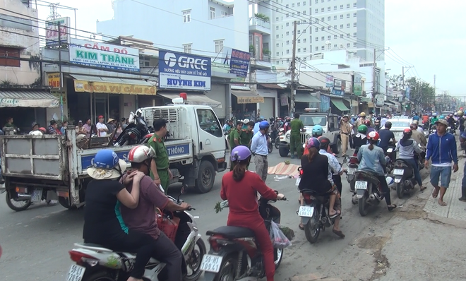 Ph&oacute;ng xe bạt mạng t&ocirc;ng chết người, 1 thanh ni&ecirc;n chạy trốn, đ&ocirc;i nam nữ bị d&acirc;n v&acirc;y bắt giao nộp c&ocirc;ng an - Ảnh 2.