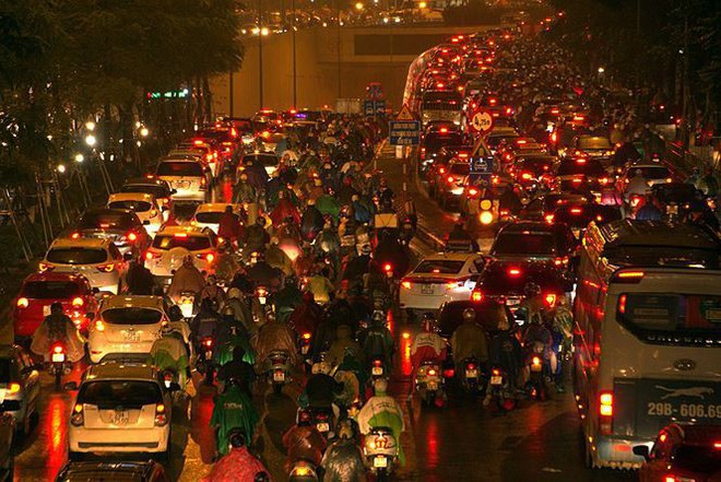 H&agrave;ng ng&agrave;n người d&acirc;n Thủ đ&ocirc; ch&ocirc;n ch&acirc;n trong mưa r&eacute;t v&igrave; tắc đường - Ảnh 1.