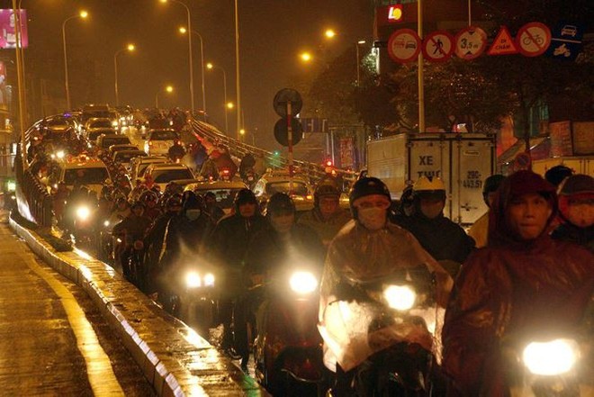 Hàng ngàn người dân Thủ đô chôn chân trong mưa rét vì tắc đường - Ảnh 2.