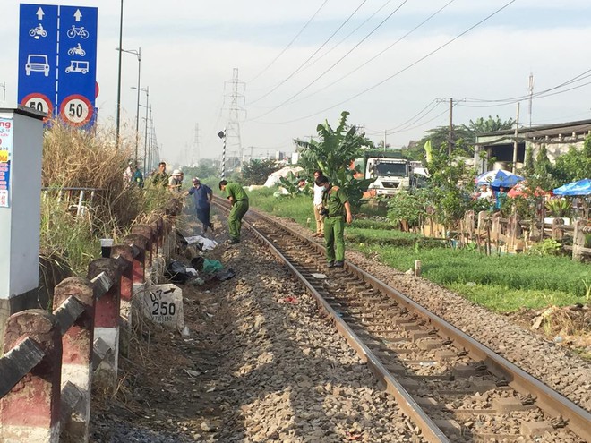 TP.HCM: Bỏ lại xe m&aacute;y, người phụ nữ leo qua r&agrave;o chắn lao đầu v&agrave;o xe lửa tử vong - Ảnh 1.