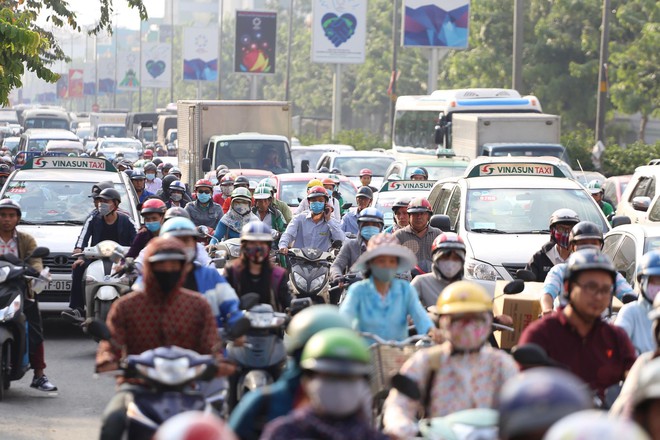 Đường phố Sài Gòn và Hà Nội đông đúc sau ngày làm việc cuối cùng trong năm 2017 - Ảnh 2.