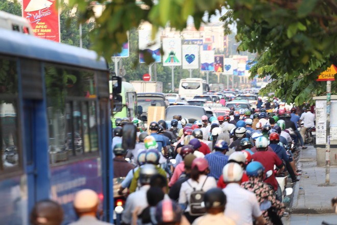 Đường phố Sài Gòn và Hà Nội đông đúc sau ngày làm việc cuối cùng trong năm 2017 - Ảnh 7.