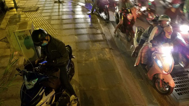 Đường phố Sài Gòn và Hà Nội đông đúc sau ngày làm việc cuối cùng trong năm 2017 - Ảnh 21.