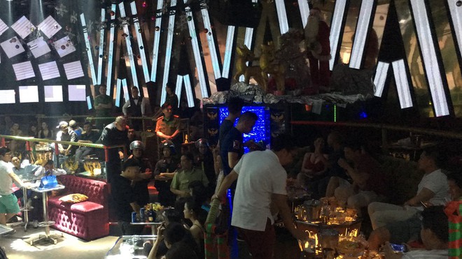 Nhiều nam nữ d&acirc;n chơi t&igrave;m c&aacute;ch th&aacute;o chạy khi c&ocirc;ng an ập v&agrave;o kiểm tra 2 qu&aacute;n bar ở trung t&acirc;m S&agrave;i G&ograve;n - Ảnh 5.