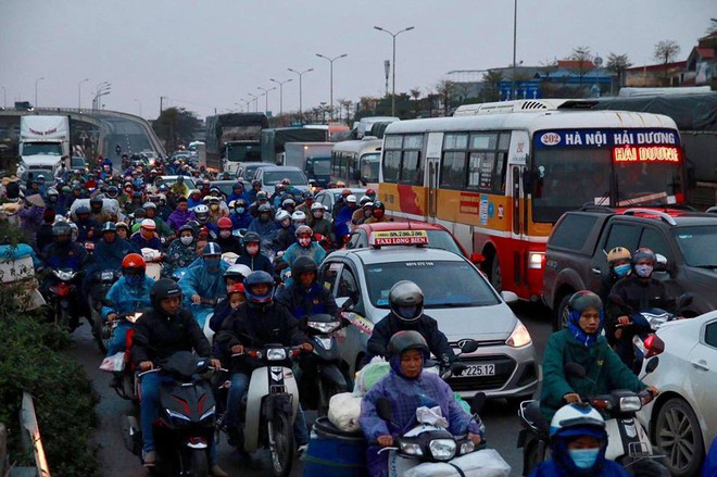 Hà Nội: Người dân tiếp tục về quê nghỉ Tết Dương lịch, đường cao tốc quốc lộ 5 ùn tắc kéo dài hàng km - Ảnh 1.