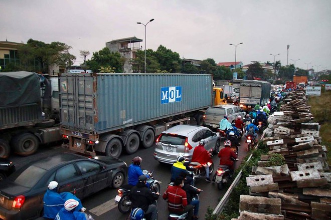 Hà Nội: Người dân tiếp tục về quê nghỉ Tết Dương lịch, đường cao tốc quốc lộ 5 ùn tắc kéo dài hàng km - Ảnh 4.