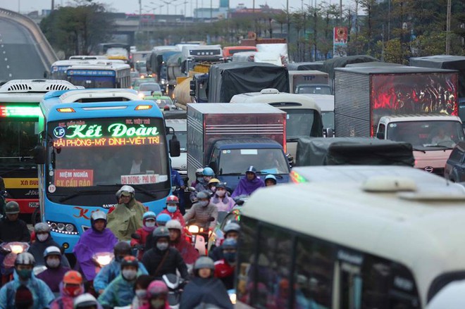 Hà Nội: Người dân tiếp tục về quê nghỉ Tết Dương lịch, đường cao tốc quốc lộ 5 ùn tắc kéo dài hàng km - Ảnh 7.