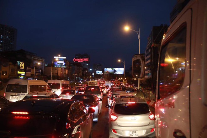 Hà Nội: Người dân tiếp tục về quê nghỉ Tết Dương lịch, đường cao tốc quốc lộ 5 ùn tắc kéo dài hàng km - Ảnh 8.