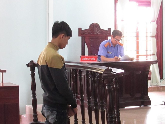 Thanh ni&ecirc;n bật kh&oacute;c, quỳ sụp xin t&ograve;a giảm h&igrave;nh phạt - Ảnh 1.