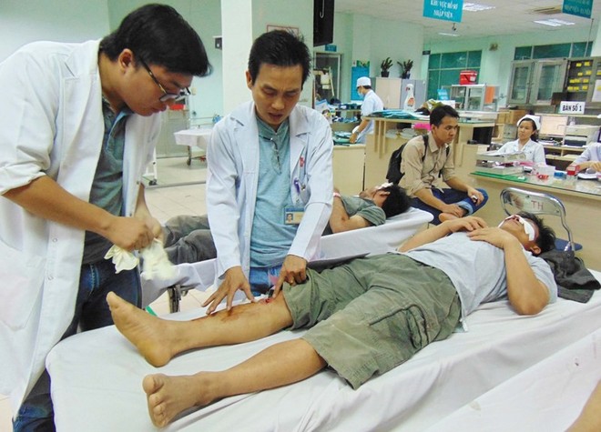 Tấm th&eacute;p rơi cắt gần đứt mũi v&agrave; cẳng ch&acirc;n một thợ hồ - Ảnh 1.
