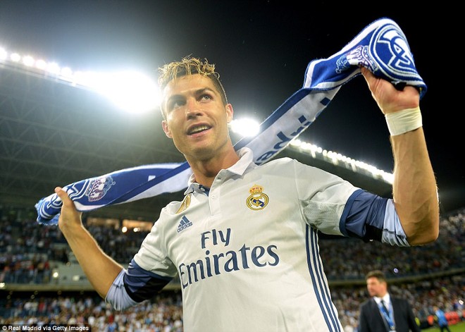 Ronaldo khoe cặp gi&ograve; quyền năng nhất thế giới b&oacute;ng đ&aacute; - Ảnh 2.