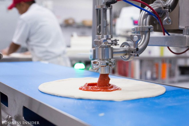 Kh&ocirc;ng chỉ phục vụ nh&agrave; h&agrave;ng, kh&aacute;ch sạn, giờ robot c&ograve;n c&oacute; thể l&agrave;m b&aacute;nh pizza hết sức xuất sắc - Ảnh 11.
