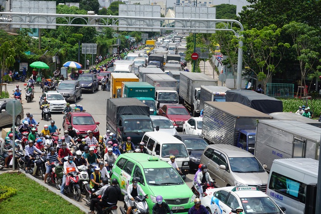 Cửa ngõ sân bay Tân Sơn Nhất hỗn loạn vì sự cố giao thông - Ảnh 11.