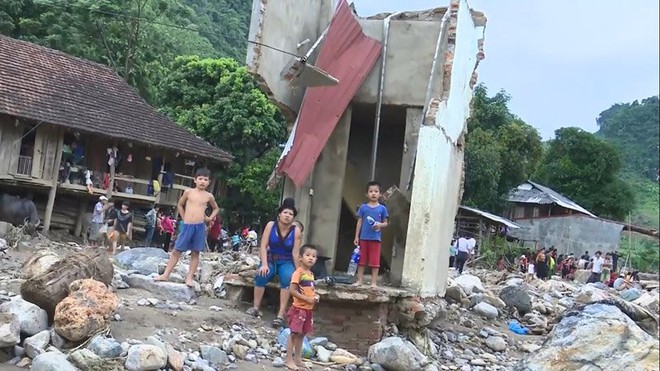Sơn La: Đu d&acirc;y tiếp gạo, trai tr&aacute;ng ng&atilde; d&uacute;i dụi dưới suối dữ - Ảnh 12.