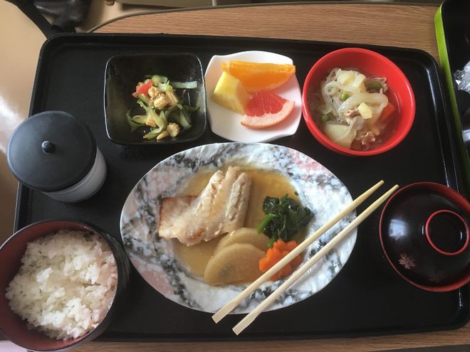 Đồ ăn bệnh viện đẳng cấp Nhật Bản: Nhìn qua bữa ăn của sản phụ, ai cũng tưởng đồ order nhà hàng - Ảnh 11.