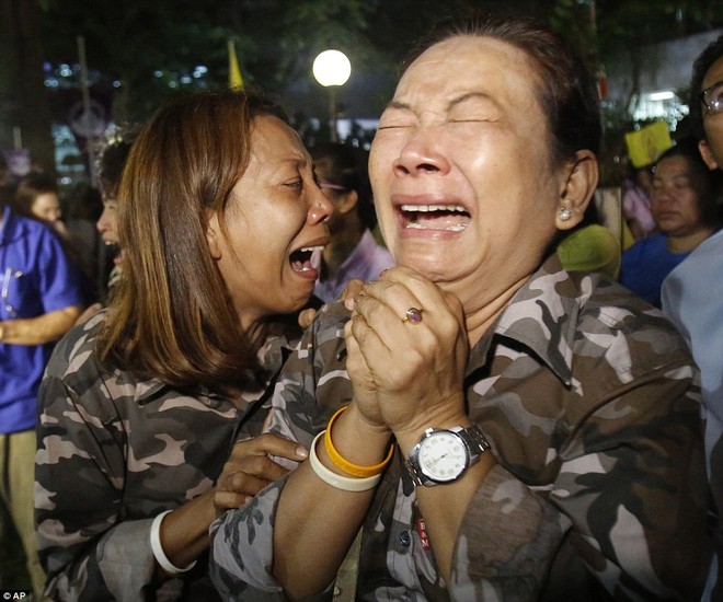 Một năm ngày mất Quốc vương Bhumibol Adulyadej: Những hình ảnh nỗi đau mất mát mà người dân Thái Lan không bao giờ quên - Ảnh 9.