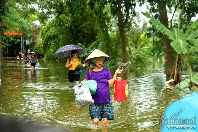 Vỡ đê Chương Mỹ: Người Hà Nội rửa bát, tắm giặt bằng nước lũ - Ảnh 12.