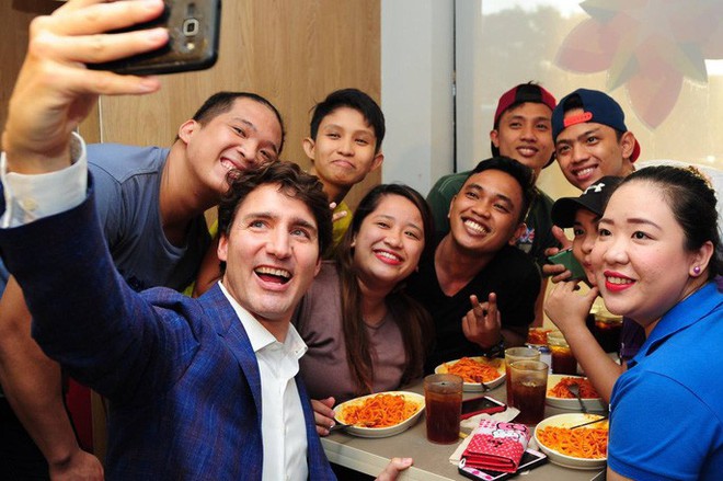 Thủ tướng điển trai Justin Trudeau đi mua gà rán, nước dâu tây và vui vẻ selfie với người hâm mộ tại Philippines - Ảnh 11.