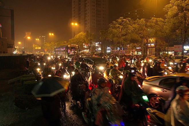 Hàng ngàn người dân Thủ đô chôn chân trong mưa rét vì tắc đường - Ảnh 11.